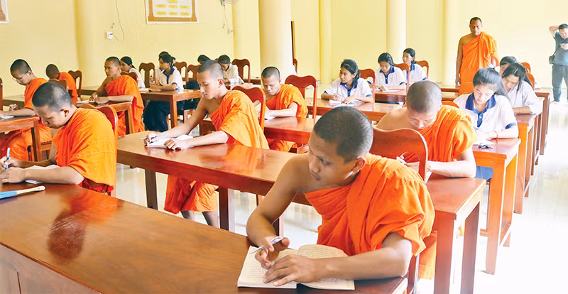 Đại đức Thạch Đa Ra mở lớp học dạy chữ Khmer tại chùa Thlốt, xã Hiệp Hòa, huyện Cầu Ngang, Trà Vinh.