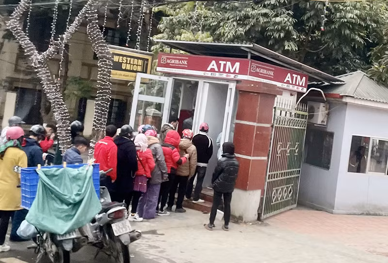 Nhu cầu rút tiền từ máy ATM của khách hàng tăng cao trong dịp Tết.