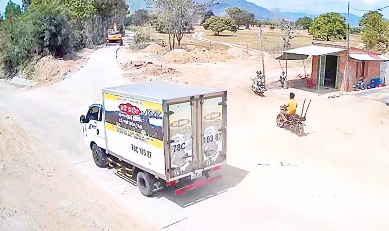 Hình ảnh chiếc ô-tô vận chuyển gỗ trái phép được theo dõi qua camera giám sát, sau đó bị lực lượng công an bắt giữ.