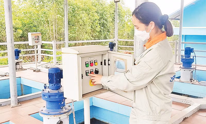 Công nhân Nhà máy Nước sạch Sông Đà Ba Vì vận hành hệ thống cấp nước sạch sinh hoạt tới các hộ dân tại huyện Ba Vì. (Ảnh MINH CHIẾN)