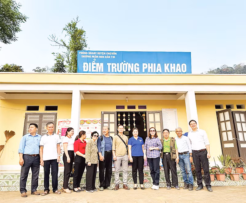 Những người từng ở trại trẻ Khe Khao về thăm lại nơi lưu giữ ký ức tuổi thơ. Ảnh | HOÀNG LONG Những người từng ở trại trẻ Khe Khao về thăm lại nơi lưu giữ ký ức tuổi thơ. Ảnh | HOÀNG LONG