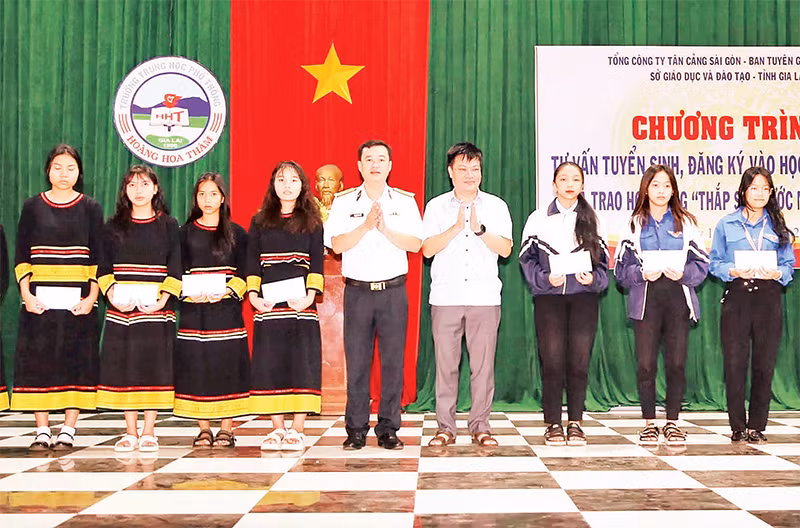 Trao học bổng "Thắp sáng ước mơ" tặng các học sinh vượt khó, học giỏi.