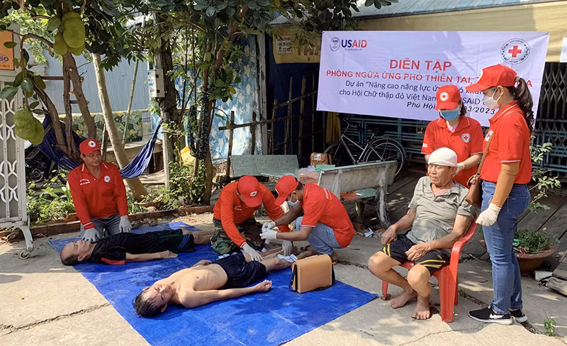 Hội Chữ thập đỏ tỉnh An Giang triển khai diễn tập phòng ngừa, ứng phó thiên tai, thực hành tình huống sơ cấp cứu ban đầu cho người bị nạn.