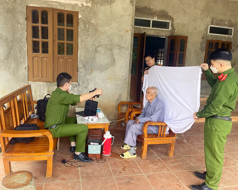Công an huyện Yên Thủy (Hòa Bình) hỗ trợ người già làm căn cước công dân tại nhà.