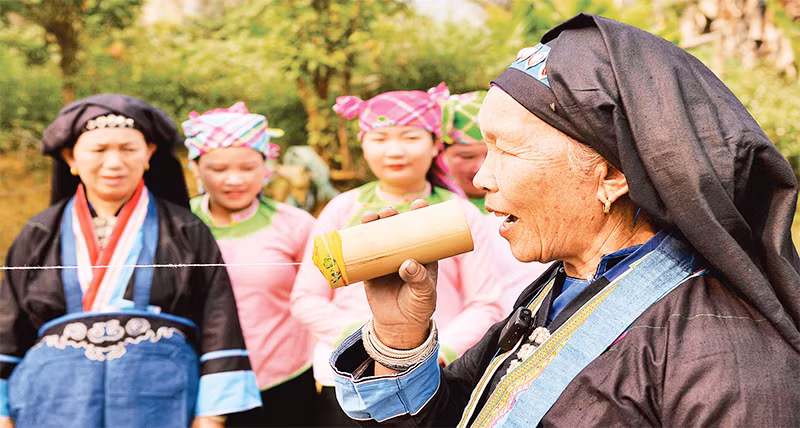 Nghệ nhân ở bản Tả Xin Chải, phường Đông Phong, thành phố Lai Châu, thể hiện hát đối đáp, giao duyên, kết bạn...