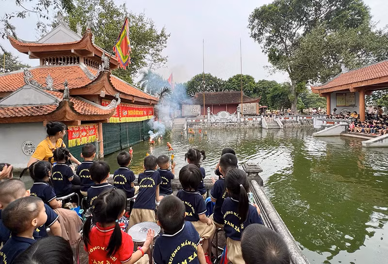 Học sinh xem biểu diễn rối nước ở phường rối Đào Thục (xã Thụy Lâm, huyện Đông Anh).