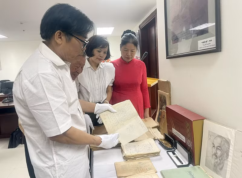 Ông Bùi Sơn Định giới thiệu một số bản thảo viết tay, đánh máy các tác phẩm viết về Chủ tịch Hồ Chí Minh của nhà văn Sơn Tùng.