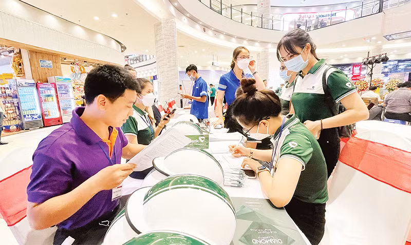 Các ngân hàng tổ chức kết nối khách hàng tại quận Tân Phú.