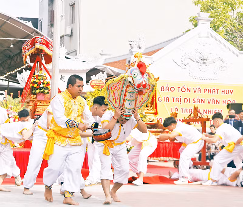 Màn múa lột rắn ở Trường Lâm là một nghi thức độc đáo.