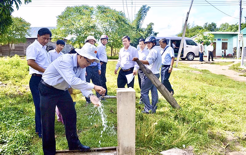 Đoàn giám sát của HĐND tỉnh Gia Lai kiểm tra công trình nước sạch nông thôn ở xã Ia Rtô (thị xã Ayun Pa). 