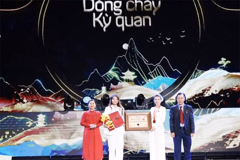 Tổ chức Kỷ lục Việt Nam trao bằng chứng nhận cho suối Bang - suối có độ sôi kỷ lục cao nhất Việt Nam.