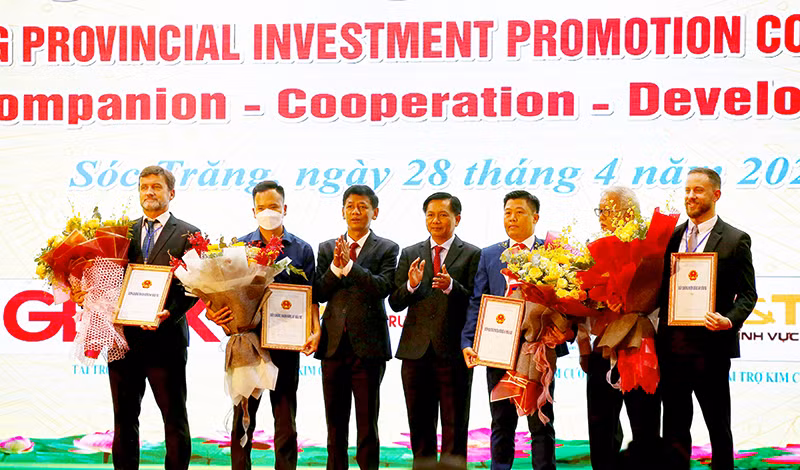 Lãnh đạo tỉnh Sóc Trăng trao giấy phép cho các dự án đầu tư ký kết năm 2022.