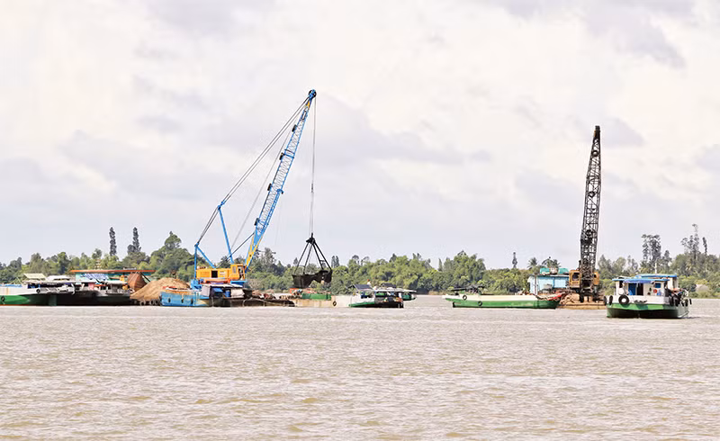 Khai thác cát trên sông Tiền, đoạn thuộc thành phố Cao Lãnh, tỉnh Đồng Tháp phục vụ xây dựng.