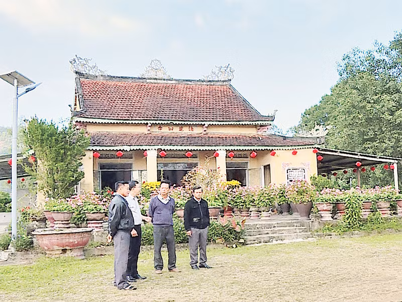 Cán bộ xã Hòa Sơn gặp gỡ, trao đổi với các chức sắc, tín đồ tôn giáo về giải pháp hỗ trợ người nghèo.