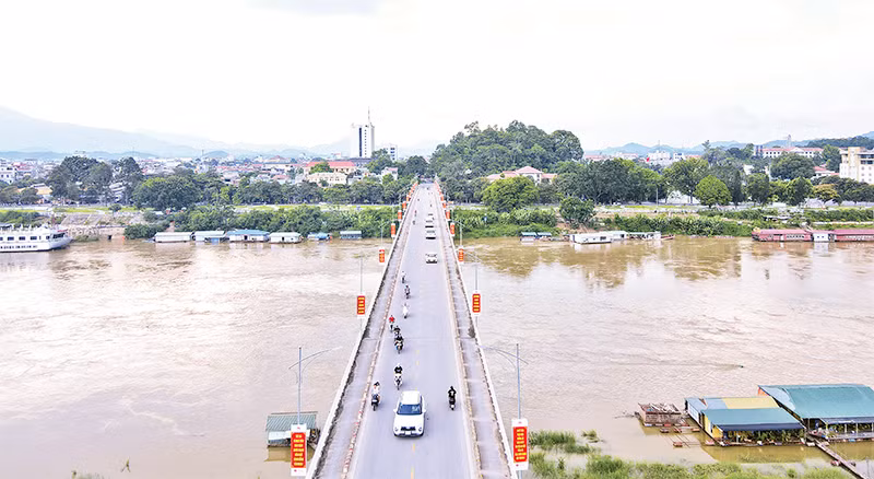 Cầu Nông Tiến bắc qua sông Lô.