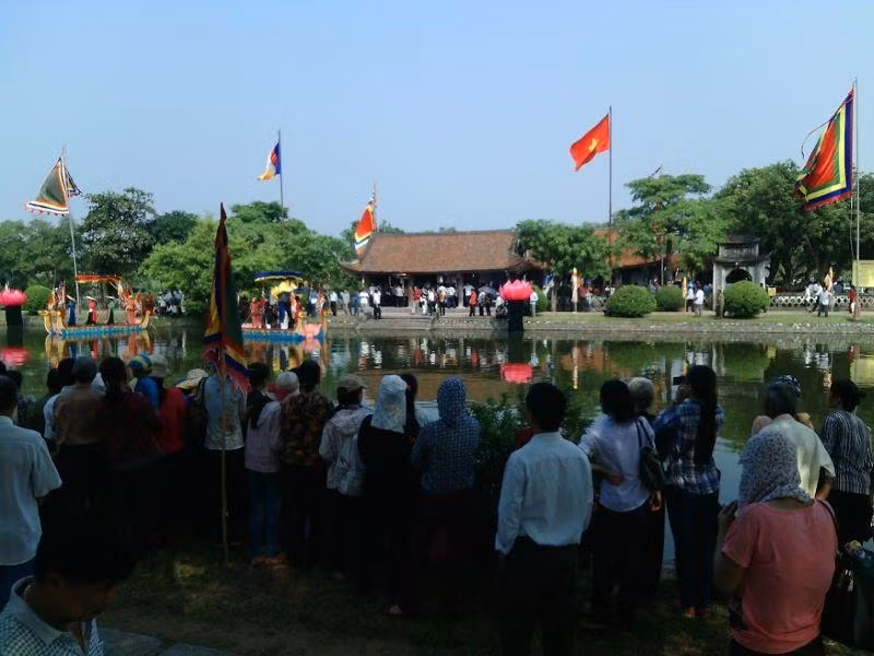 Xem hát giao duyên tại Lễ hội chùa Keo Thái Bình.