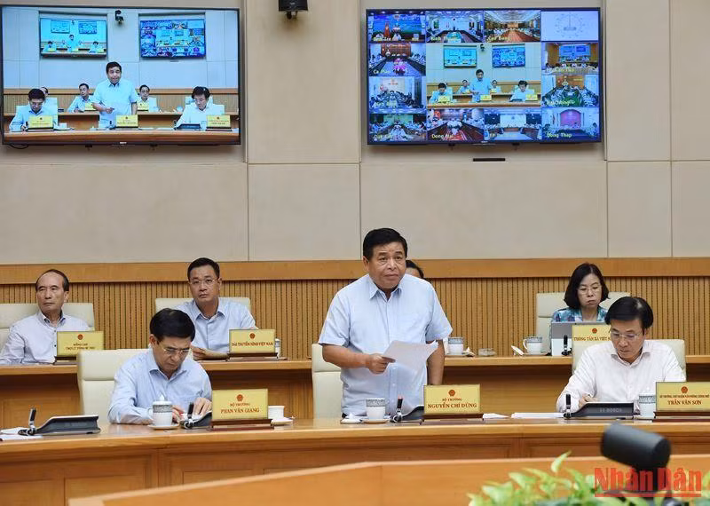 Bộ trưởng Kế hoạch và Đầu tư Nguyễn Chí Dũng báo cáo tại phiên họp.
