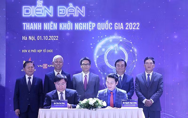Phó Thủ tướng Vũ Đức Đam và đại diện các bộ, ngành chứng kiến lễ ký kết thỏa thuận hợp tác giữa Trung ương Đoàn và Bộ Kế hoạch và Đầu tư. Phó Thủ tướng Vũ Đức Đam và đại diện các bộ, ngành chứng kiến lễ ký kết thỏa thuận hợp tác giữa Trung ương Đoàn và Bộ Kế hoạch và Đầu tư.