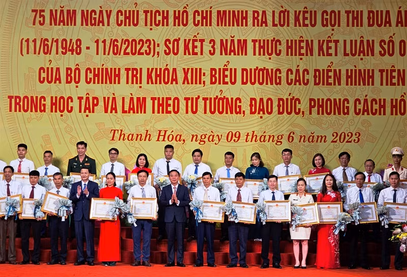 Thanh Hóa biểu dương các tập thể có thành tích xuất sắc trong học tập, làm theo tư tưởng, đạo đức, phong cách Hồ Chí Minh. Thanh Hóa biểu dương các tập thể có thành tích xuất sắc trong học tập, làm theo tư tưởng, đạo đức, phong cách Hồ Chí Minh.
