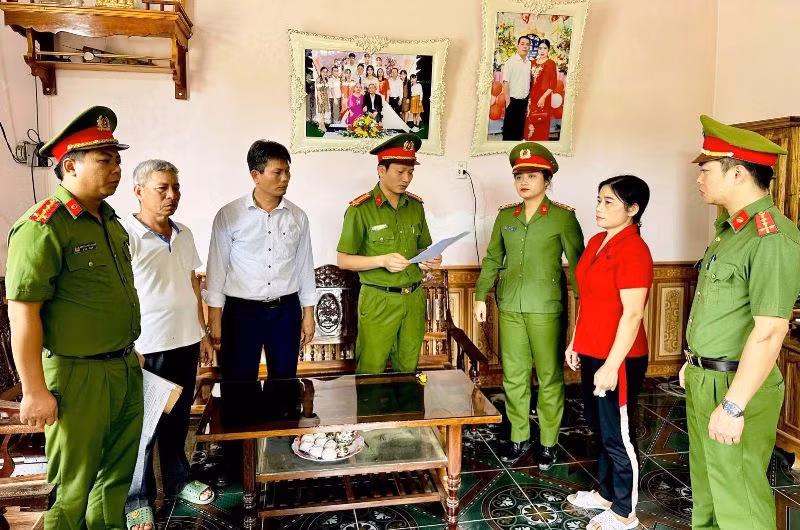 Cơ quan Cảnh sát điều tra thi hành Lệnh bắt tạm giam bị can Nguyễn Thị Minh (mặc áo đỏ).