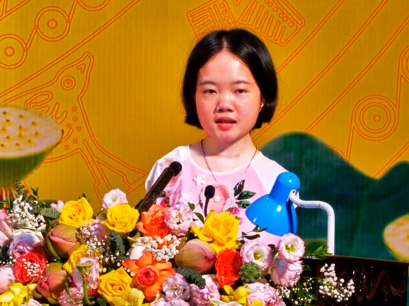 Lê Thị Thắm tham luận tại hội nghị. Lê Thị Thắm tham luận tại hội nghị.