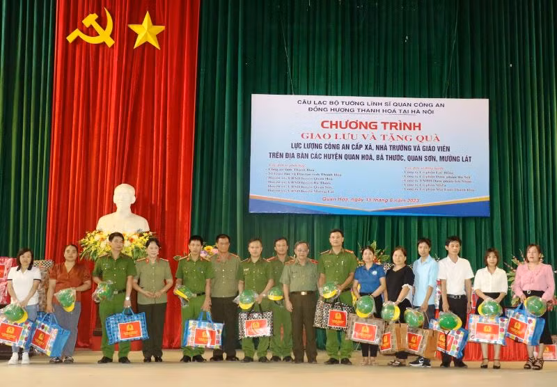 Các thành viên đoàn công tác trao tặng quà cho công an xã, giáo viên vùng cao, biên giới tỉnh Thanh Hóa.
