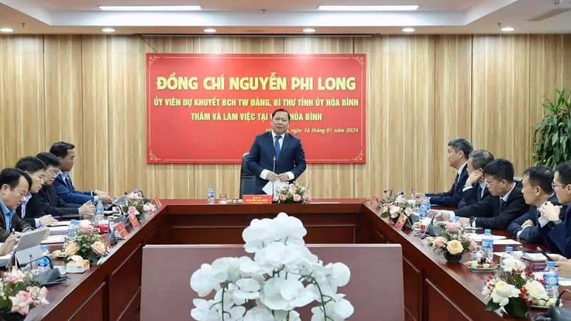 Đồng chí Nguyễn Phi Long, Bí thư Tỉnh ủy Hòa Bình phát biểu tại hội nghị.