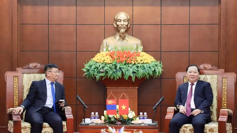 Đại sứ Mông Cổ tại Việt Nam Jigjee Sereejav (trái) và Bí thư Tỉnh ủy Hòa Bình Nguyễn Phi Long tại buổi làm việc.