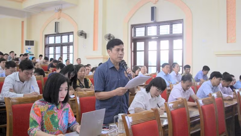 Cử tri huyện Đà Bắc nêu đề xuất, kiến nghị với Đoàn đại biểu Quốc hội tỉnh Hòa Bình.