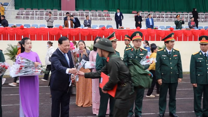 Bí thư Tỉnh ủy Hòa Bình Nguyễn Phi Long tặng hoa cho các tân binh trước khi lên đường nhập ngũ.