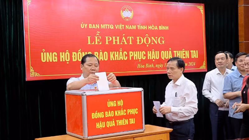 Lãnh đạo tỉnh Hòa Bình ủng hộ đồng bào các tỉnh phía bắc khắc phục hậu quả do cơn bão số 3 gây ra.