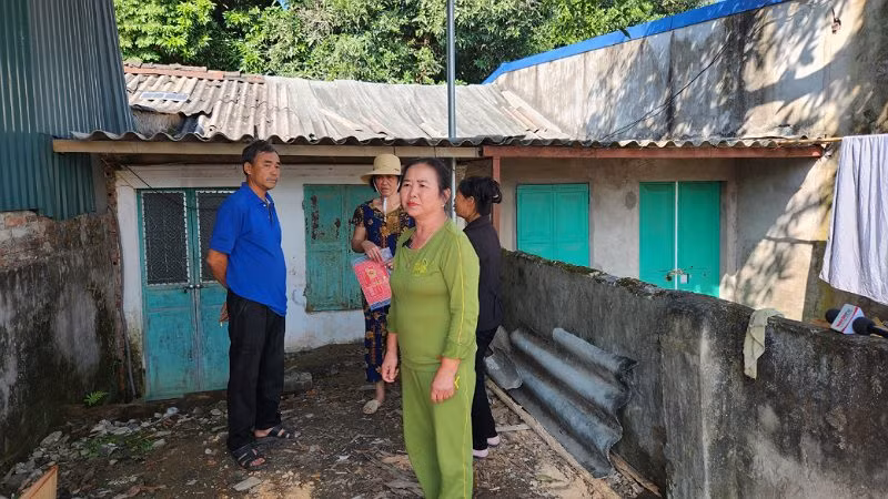 Người dân dưới chân cổng chùa tại tổ 8, phường Tân Thịnh, thành phố Hòa Bình nằm trong quy hoạch công trình văn hóa tâm linh suốt 17 năm qua phải ở trong những ngôi nhà lụp xụp không được sửa, không được xây mới.