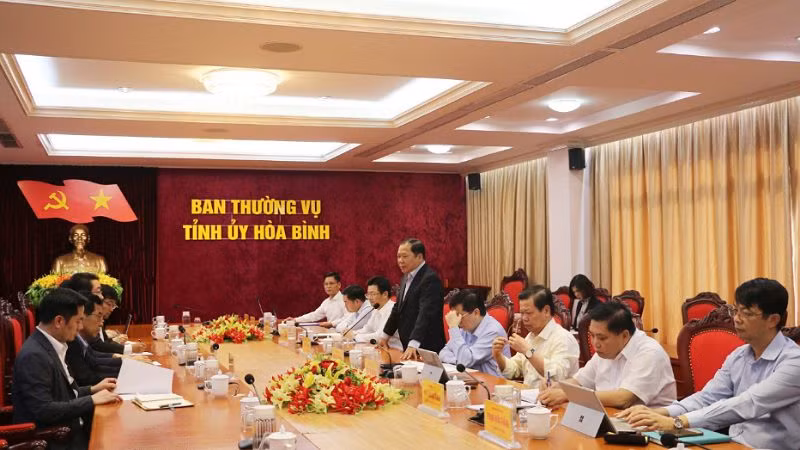 Bí thư Tỉnh ủy Hòa Bình Nguyễn Phi Long (đứng) phát biểu tại buổi làm việc.