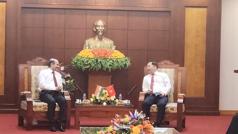 Bí thư Tỉnh ủy Hòa Bình Nguyễn Phi Long (phải) giới thiệu với ngài Đại sứ Sandeep Arya về những nét đặc trưng của tỉnh Hòa Bình. Bí thư Tỉnh ủy Hòa Bình Nguyễn Phi Long (phải) giới thiệu với ngài Đại sứ Sandeep Arya về những nét đặc trưng của tỉnh Hòa Bình.