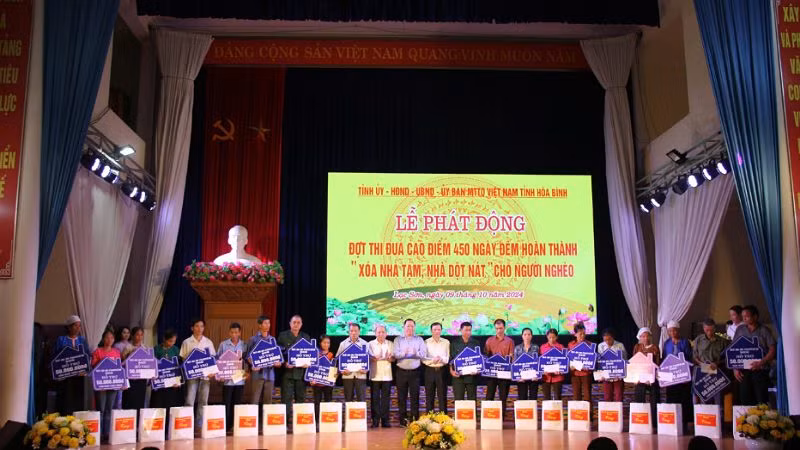 Các đồng chí Thường trực Tỉnh ủy Hòa Bình trao tiền hỗ trợ cho các hộ nghèo trên đại bàn huyện Lạc Sơn.