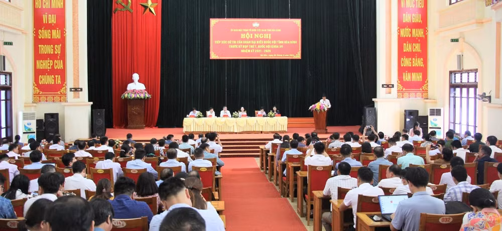 Đông đảo cử tri huyện Đà Bắc tham dự hội nghị.