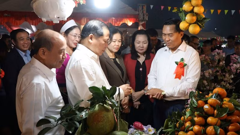 Các đồng chí lãnh đạo tỉnh Hòa Bình tham quan các gian hàng tại lễ hội.