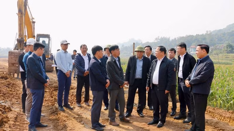 Bí thư Tỉnh ủy Hòa Bình Nguyễn Phi Long (thứ 3 bên phải sang) chỉ đạo đẩy nhanh tiến độ dự án.