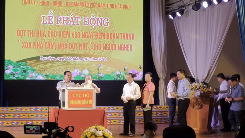 Lãnh đạo tỉnh Hòa Bình ủng hộ tiền tại lễ phát động.