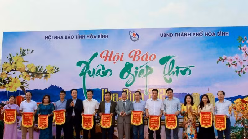 Ban tổ chức trao cờ lưu niệm cho các cơ quan tham gia Hội báo Xuân Giáp Thìn Hòa Bình năm 2024.