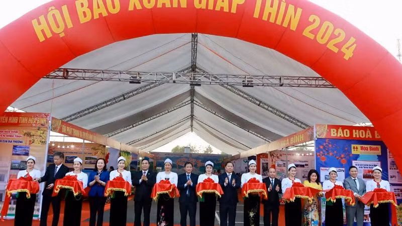 Lãnh đạo tỉnh Hòa Bình cắt băng khai mạc Hội báo Xuân Giáp Thìn Hòa Bình 2024.