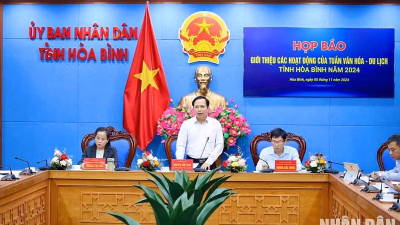 Đồng chí Nguyễn Văn Toàn, Phó Chủ tịch Thường trực Ủy ban nhân dân tỉnh Hòa Bình phát biểu tại buổi họp báo. Đồng chí Nguyễn Văn Toàn, Phó Chủ tịch Thường trực Ủy ban nhân dân tỉnh Hòa Bình phát biểu tại buổi họp báo.