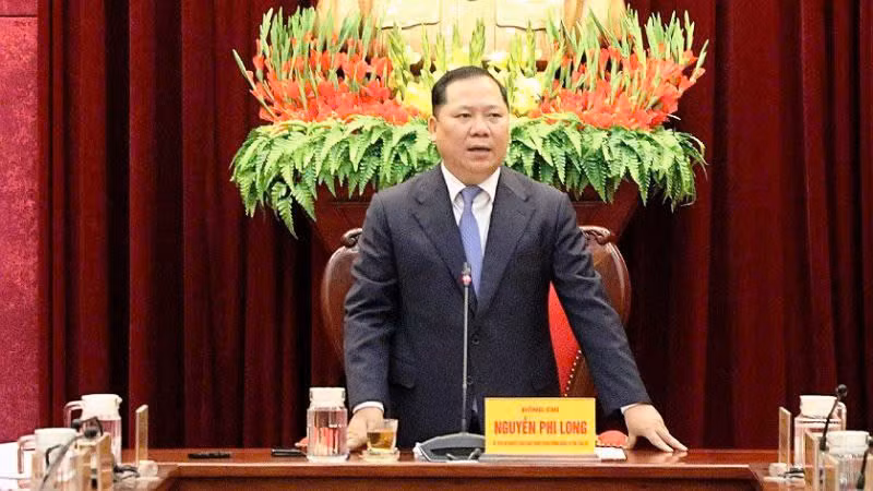 Bí thư Tỉnh ủy Hòa Bình Nguyễn Phi Long phát biểu tại hội nghị. Bí thư Tỉnh ủy Hòa Bình Nguyễn Phi Long phát biểu tại hội nghị.