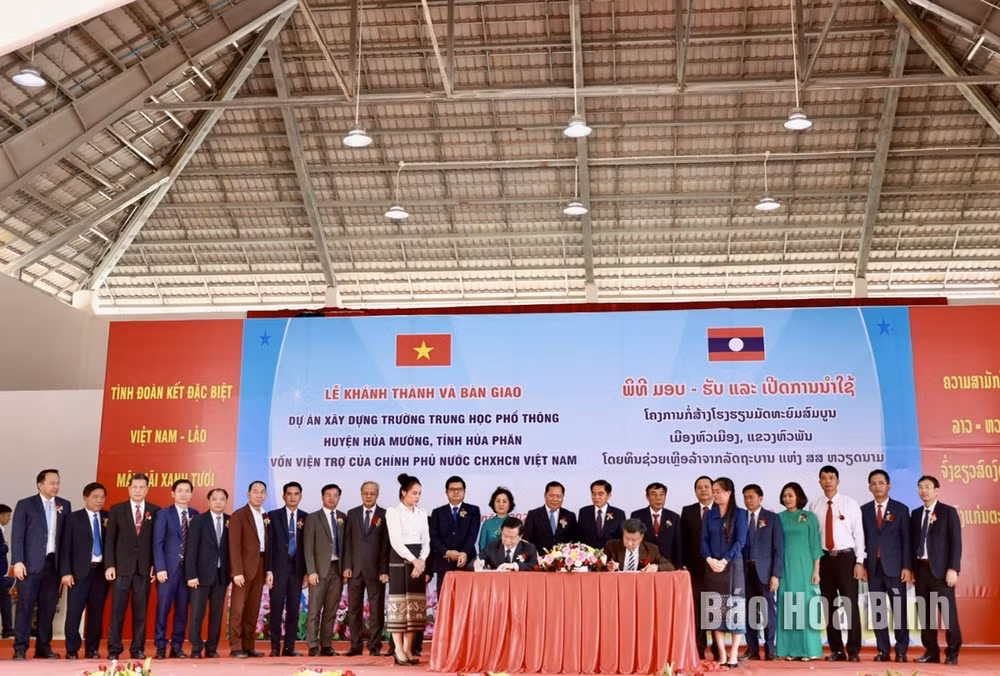 Lãnh đạo 2 tỉnh Hòa Bình và Hủa Phăn ký bàn giao công trình Trường THPT Hủa Mường. (Ảnh: BÙI MINH) Lãnh đạo 2 tỉnh Hòa Bình và Hủa Phăn ký bàn giao công trình Trường THPT Hủa Mường. (Ảnh: BÙI MINH)