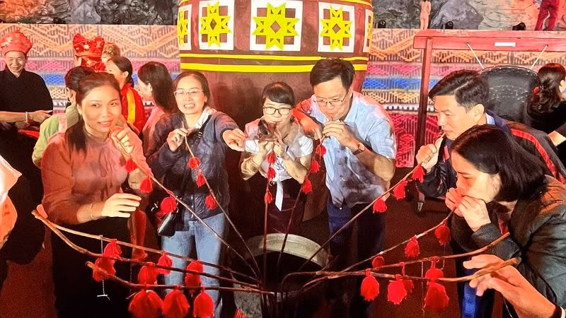 Đêm hội rượu cần đã mang lại ấn tượng khó phai trong lòng du khách. Đêm hội rượu cần đã mang lại ấn tượng khó phai trong lòng du khách.