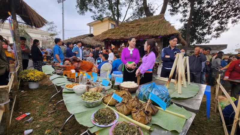 Nhiều món ẩm thực độc đáo mang đậm bản sắc dân tộc Mường Hòa Bình được trưng bày tại Lễ hội. Nhiều món ẩm thực độc đáo mang đậm bản sắc dân tộc Mường Hòa Bình được trưng bày tại Lễ hội.