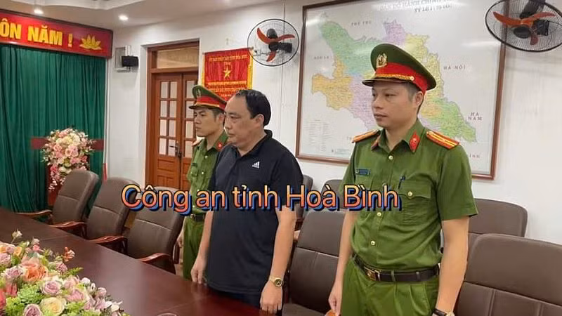 Phạm Hồng Tuyên (giữa) bị khởi tố về tội Thiếu trách nhiệm gây hậu quả nghiêm trọng. Ảnh: Công an Hòa Bình.