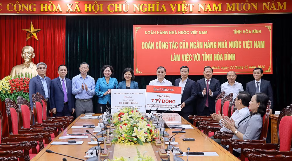 Đoàn công tác đã trao tặng nguồn vốn hỗ trợ an sinh cho tỉnh Hòa Bình. Đoàn công tác đã trao tặng nguồn vốn hỗ trợ an sinh cho tỉnh Hòa Bình.