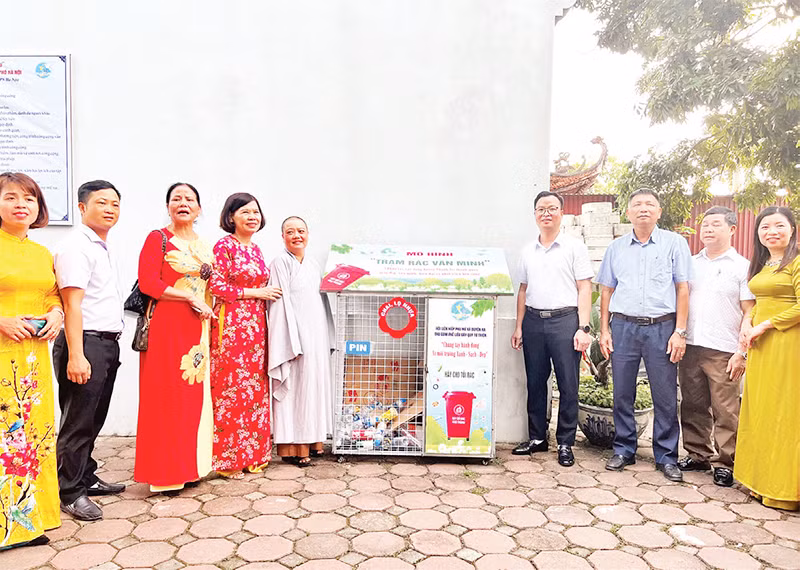 Ra mắt "Trạm rác văn minh" tại chùa Đại Lan (huyện Thanh Trì) nhằm nâng cao ý thức bảo vệ môi trường của người dân.