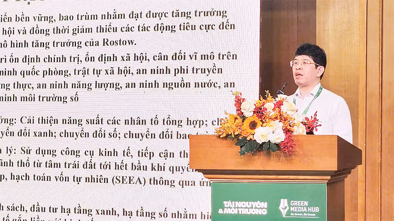 Phó Giáo sư, Tiến sĩ Nguyễn Đình Thọ, Viện trưởng Viện Chiến lược Chính sách (Bộ Tài nguyên và Môi trường) trao đổi tại hội thảo.